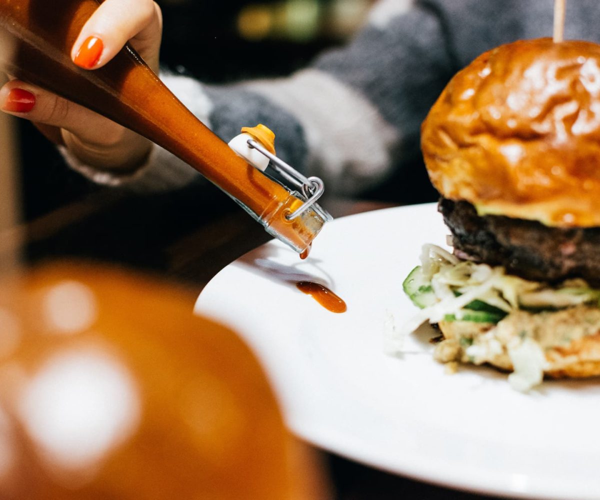 foodiesfeed-com_girl-pouring-a-spicy-sauce.jpg foodiesfeed-com_girl-pouring-a-spicy-sauce.jpg